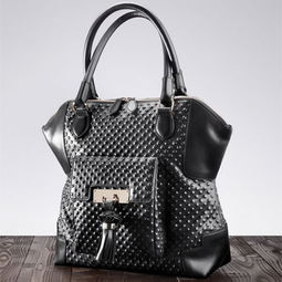 探索Escada黑色浮雕鉚釘手拎包的時尚魅力與相似單品推薦